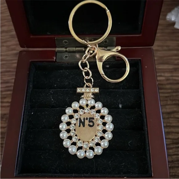 Lux Fashion Designer No 5 Gold and Pearl Bag Charm/Keychain - Picture 1 of 13